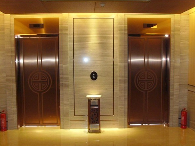 加工不锈钢电梯门套时一般会选用毛丝面的表面加工方式