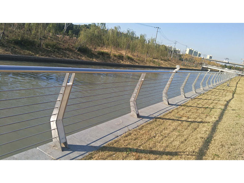 对铁艺护栏进行静电粉末喷涂可以确保其有良好的表面质量