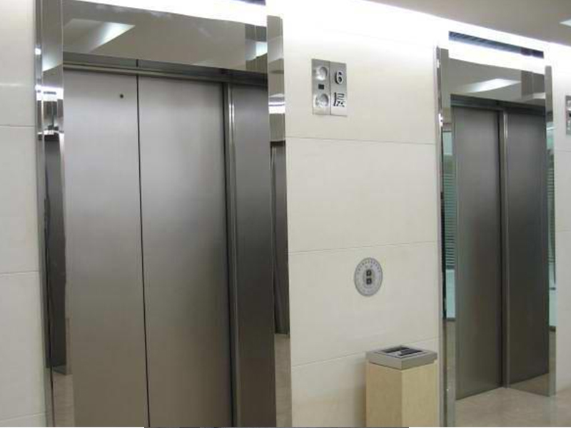 将不锈钢电梯门套放到门洞上时要以墙面的水平线为准