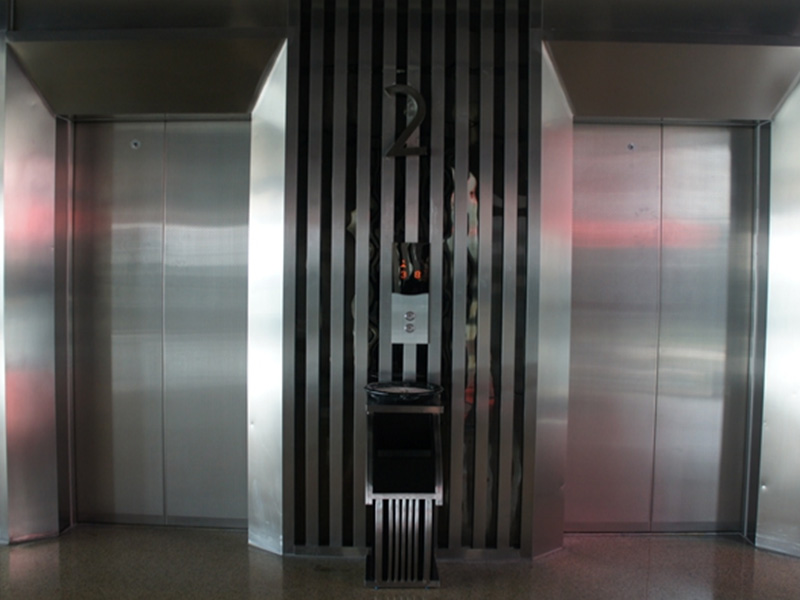 安装不锈钢电梯门套前需先清除门套表面的附着物及灰尘